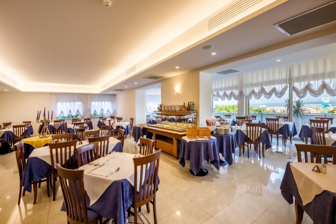 Hotel Tritone Caorle Exterior photo