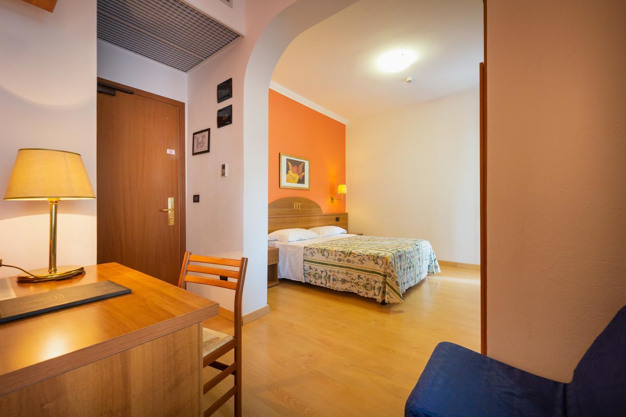Hotel Tritone Caorle Exterior photo