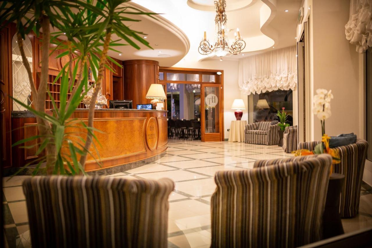 Hotel Tritone Caorle Exterior photo